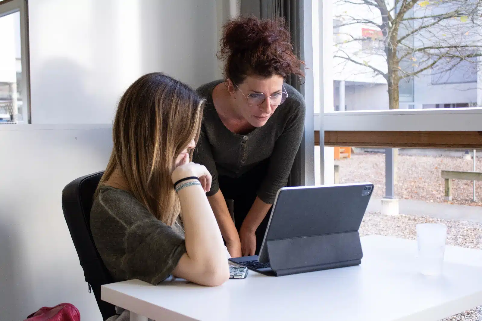 Enseignante accompagnant individuellement une élève à Chantemerle