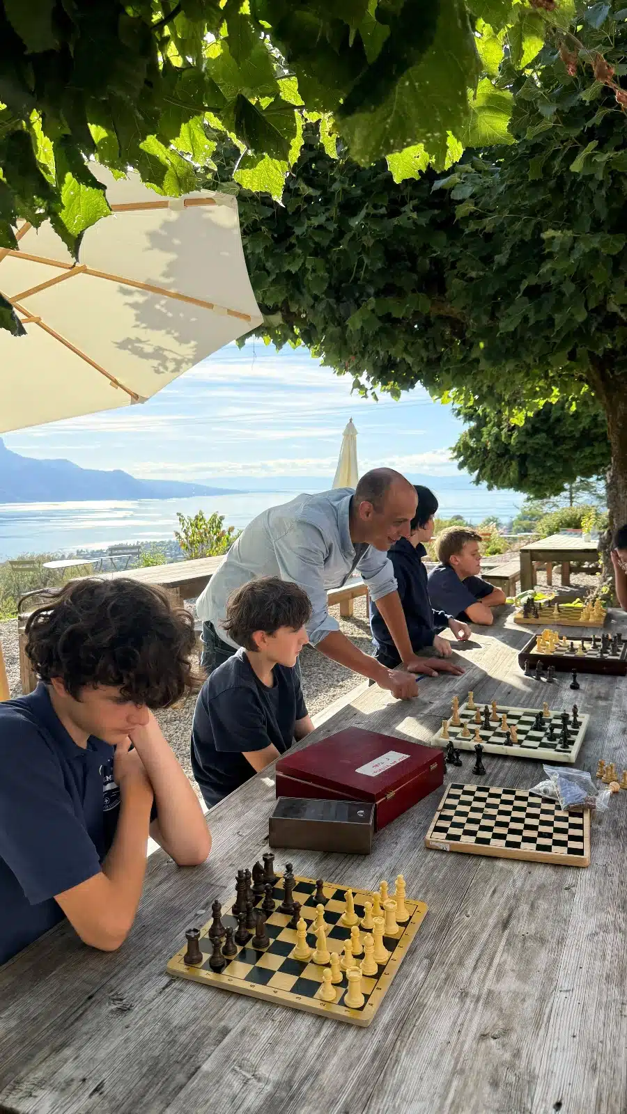 Séance du club d’échecs de Chantemerle sur la terrasse, face au lac Léman