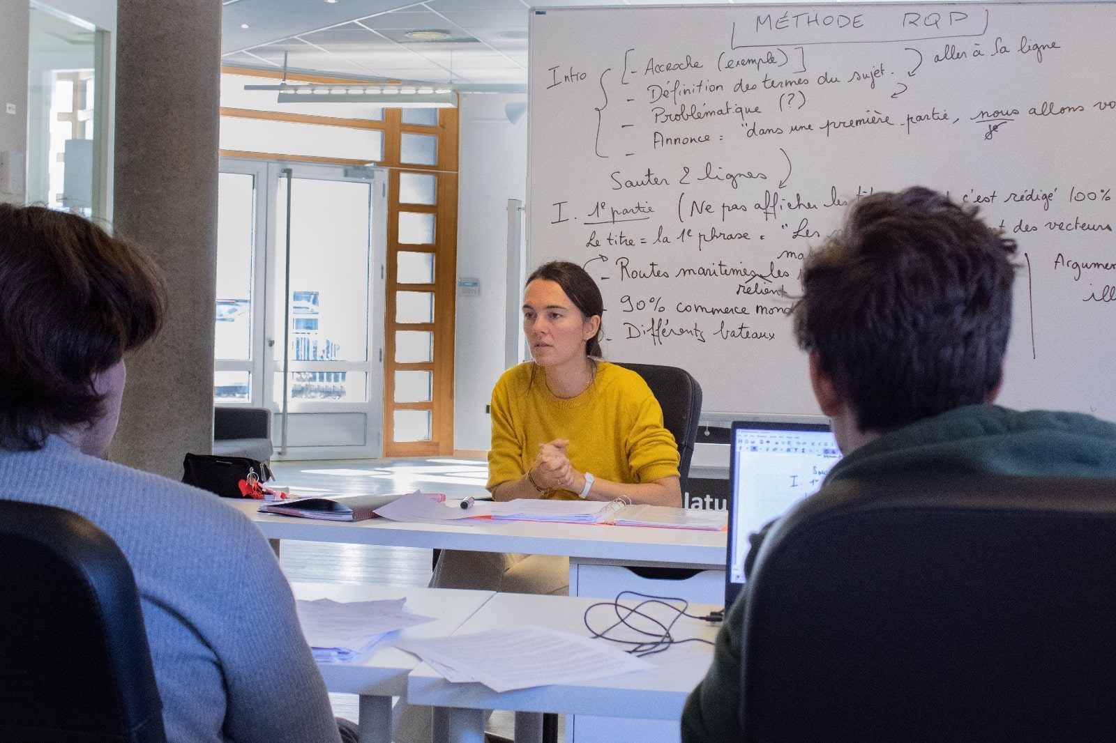 Enseignante expliquant une méthode de dissertation à des élèves de Chantemerle
