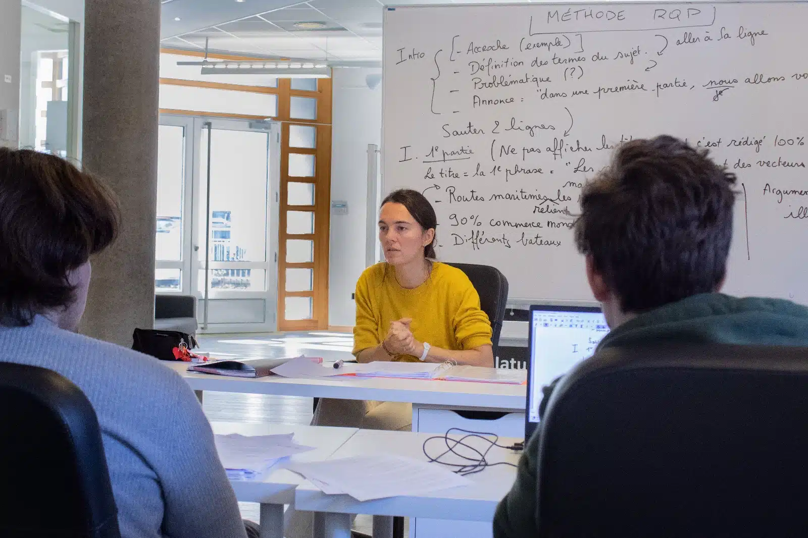 Enseignante expliquant une méthode de dissertation à des élèves de Chantemerle