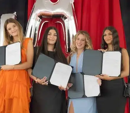 Élèves de Chantemerle présentant leur diplôme de Maturité fédérale