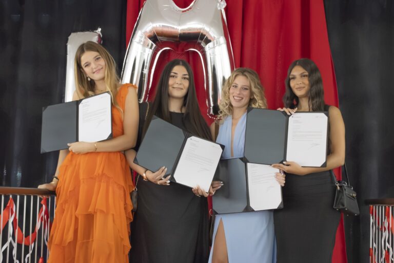 Diplômées de Chantemerle présentant leur diplôme de Maturité fédérale lors de la cérémonie de remise