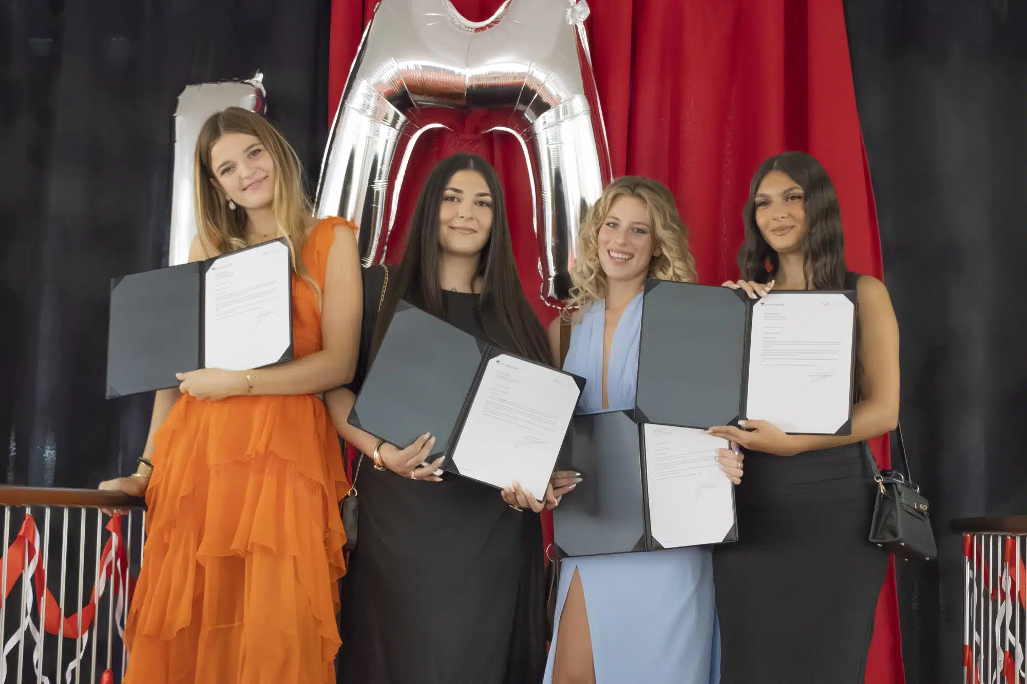 Diplômées de Chantemerle présentant leur diplôme de Maturité fédérale lors de la cérémonie de remise