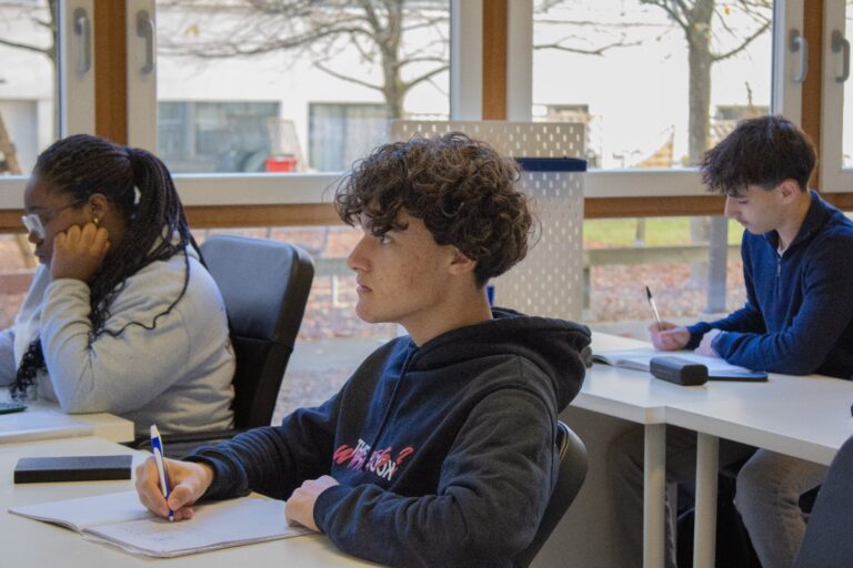 Élèves attentifs pendant un cours à Chantemerle